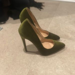 Forest green velvet pumps